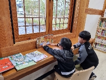 도서관 여행하면서 가족과 함께 독서를