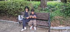 엄마와 동물원에서 독서를